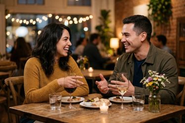 Smart Ways to Handle First Date Silence and Keep the Conversation Going
